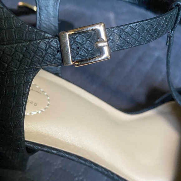 C Comfort Black Sandals - Picture 5 of 8